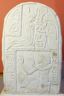 Змеинообразная богиня Меритсегер в короне. Древнеегипетска стелла. Новое царство