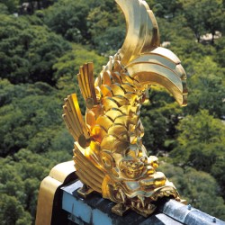 Сятихоко на коньке крыши башни замка Осака