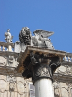 Крылатый лев Святого Марка. Статуя на стеле в Вероне