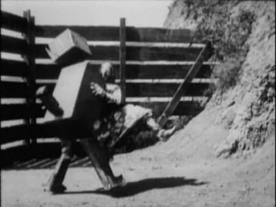 Лоскутушка танцует с Вузи. Кадр из фильма «Лоскутушка из страны Оз» (The Patchwork Girl of Oz, 1914)