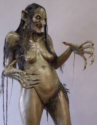Meg Mucklebones (Мэг Колючие Кости) из фильма Ридли Скотта "Легенда" (1985), основанная на образе Дженни Зеленые Зубы