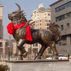 Статуя сечжи на одной из городских площадей Китая