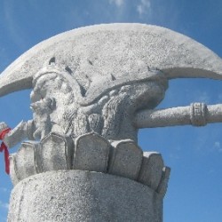Статуя Яцзы — одного из девяти сыновей дракона