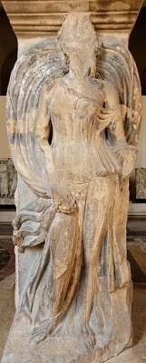 Кариатида-аура в развевающемся одеянии. Фессалоники, конец II – начало III века н.э.