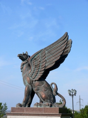 Грифон на въезде в город Керчь