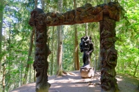 Черт-вяльняс и ворота ада. Деревянная скульптура на горе ведьм в Юодкранте, Литва
