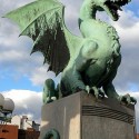 Дракон на Драконьем мосту в Любляне (Словения)