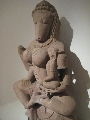 Скульптура йогини Хаягривы с ребенком на руках