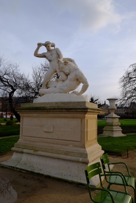 Тесей и Минотавр. Скульптура Жюля Этьенна Раме (1826) в саду Тюильри перед Лувром, Париж