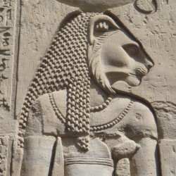 Барельеф с изображением львиноголовой богини Бастет-Сехмет