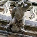 Горгулья-оборотень (ругару) на фасаде собора Нотрдам-де-Мулен (Алье)