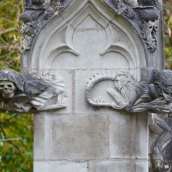 Смерть и Чужой — горгульи Вифлеемской часовни (Сен-Жан-де-Буазо, Франция)