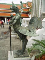 Статуя орлиногололового киннара из Бангкока
