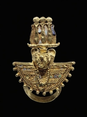 Подвеска с головой бога Апедемака из пирамиды Аманишакете в Мероэ, I век до н.э. 