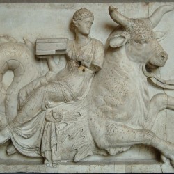 Нереида верхом на морском быке. Барельеф, конец II века до н.э.