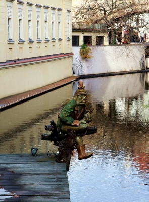 Водяной Кабурек на чертовой мельнице. Скульптура в Праге, на острове Кампа