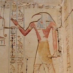 Барельеф с изображением бога Тота в храме Рамзеса (Абидос)