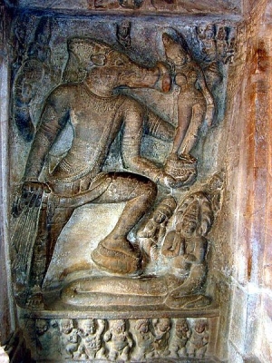 Вишну-Вараха. Барельеф из второй пещеры храмового пещерного комплекса Бадами