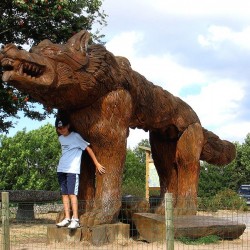 Памятник Жеводанскому зверю близ деревни Сог (Saugues) в Оверни, Франция