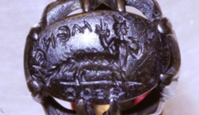 Изображение Гор-па-херда (Гарпократа) в виде полукрокодила на кольце-печати