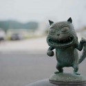 Бронзовая статуэтка нэкоматы в Сакаиминато, на улице Сигэру Мидзуки