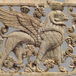 Резной месопотамский криосфинкс (Openwork plaque with ram-headed sphinx)