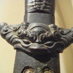 Яцзы — один из девяти сыновей дракона — на гарде меча в ножнах
