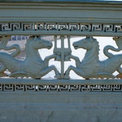 Гиппокампы в декоре Аничкова моста в Санкт-Петербурге