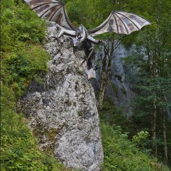 Статуя подкрадывающегося из засады дракона