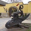 Дракон у входа в Kiscelli Museum в Будапеште