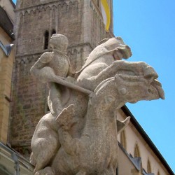 Статуя Георгия Победоносца у кирхи-костела Андрея Первозванного в Оксенфурте