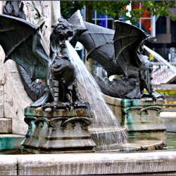 Скульптуры драконов у подножья Драконьего фонтана в Хертогенбосе, Нидерланды