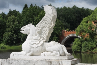 Статуя грифона усадьбы Марфино