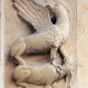 Грифон и олень (барельеф, кафедральный собор Фиденцы, Италия)