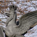 Статуя грифона на воротах в Ботанический сад Карлсруэ