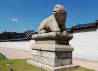 Статуя хаечи на границе дворцового комплекса Кёнбоккун (Сеул, Южная Корея)