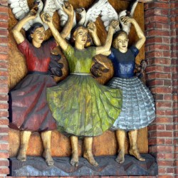 Валькирии на стене ратуши Осло. Деревянный барельеф