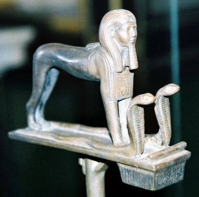Богиня Уто-Уаджет в виде двух кобр защищает фараона-сфинкса