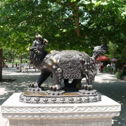 Скульптура дракона Хоу в Пекинском зоопарке