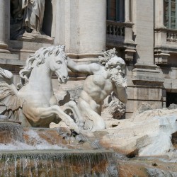 Крылатый гиппокамп и тритон в композиции фонтана Треви, Рим