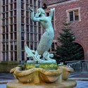 Статуя русалки во дворе Бирмингемского университета