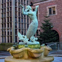 Статуя русалки во дворе Бирмингемского университета