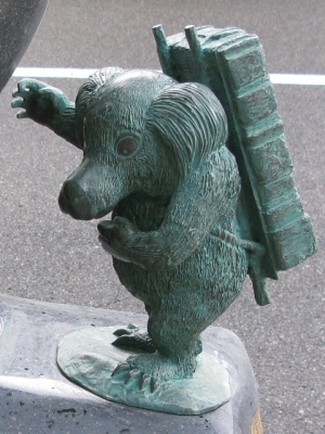 Идзю. Статуя в Сакаиминато, на улице Шигеру Мизуки