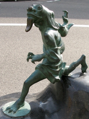 Исогаси. Статуя в Сакаиминато, на улице Шигеру Мизуки