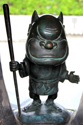 Момондзии. Статуя в Сакаиминато, на улице Шигеру Мизуки