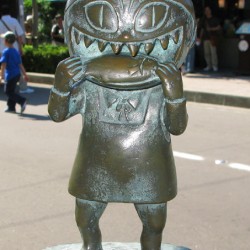 Бронзовая статуэтка Нэко Мусумэ в Сакаиминато, на улице Сигэру Мидзуки
