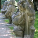 Статуи цвергов-гномов в парке Мирабель