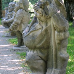 Статуи цвергов-гномов в парке Мирабель