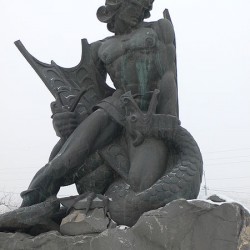 Бог Ваагн убивает вишапа. Монумент в Ереване