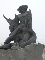 Бог Ваагн убивает вишапа. Монумент в Ереване